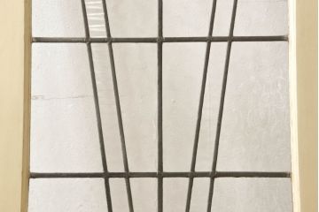 イギリスアンティークのステンドグラスをリペア&カスタム!取っ手を外し、引手の取付け。表面はモカベージュ、裏面はダークグレーにペイント仕上げ。(引き戸、建具)