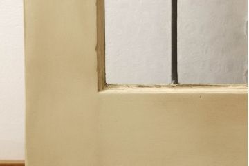 イギリスアンティークのステンドグラスをリペア&カスタム!取っ手を外し、引手の取付け。表面はモカベージュ、裏面はダークグレーにペイント仕上げ。(引き戸、建具)