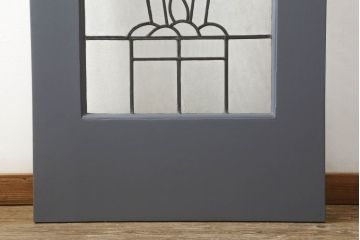 イギリスアンティークのステンドグラスをリペア&カスタム!取っ手を外し、引手の取付け。表面はモカベージュ、裏面はダークグレーにペイント仕上げ。(引き戸、建具)