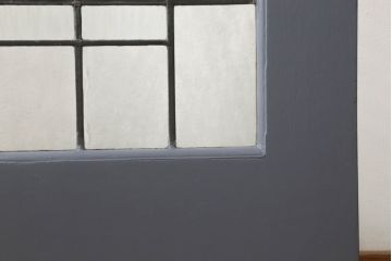 イギリスアンティークのステンドグラスをリペア&カスタム!取っ手を外し、引手の取付け。表面はモカベージュ、裏面はダークグレーにペイント仕上げ。(引き戸、建具)
