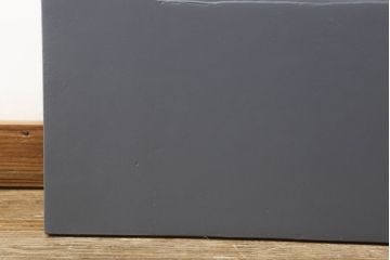 イギリスアンティークのステンドグラスをリペア&カスタム!取っ手を外し、引手の取付け。表面はモカベージュ、裏面はダークグレーにペイント仕上げ。(引き戸、建具)