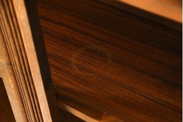 イギリスアンティークの薄型ブックケースをリペア&カスタム!既存の脚を外し、木製丸脚を製作し取付け。現状の色味を活かして仕上げ。(本箱、戸棚、収納棚、飾り棚、キャビネット)