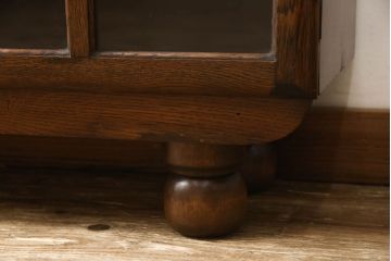 イギリスアンティークの薄型ブックケースをリペア&カスタム!既存の脚を外し、木製丸脚を製作し取付け。現状の色味を活かして仕上げ。(本箱、戸棚、収納棚、飾り棚、キャビネット)