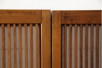 格子戸4枚をリペア&カスタム!麻の葉模様の組子を製作し帯部分に組み入れ、裏面はすりガラスを取り付け。障子はプラスチック障子に張り替え。全体の色味を揃えて着色仕上げ。(レーザー組子入り、引き戸、障子戸、裏障子付)