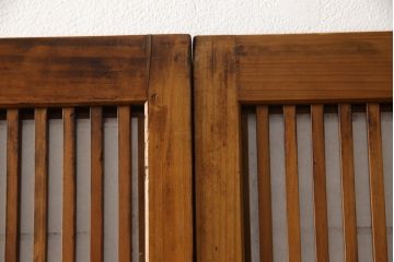 格子戸4枚をリペア&カスタム!麻の葉模様の組子を製作し帯部分に組み入れ、裏面はすりガラスを取り付け。障子はプラスチック障子に張り替え。全体の色味を揃えて着色仕上げ。(レーザー組子入り、引き戸、障子戸、裏障子付)