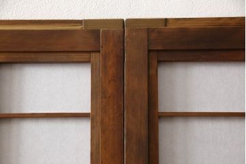 格子戸4枚をリペア&カスタム!麻の葉模様の組子を製作し帯部分に組み入れ、裏面はすりガラスを取り付け。障子はプラスチック障子に張り替え。全体の色味を揃えて着色仕上げ。(レーザー組子入り、引き戸、障子戸、裏障子付)