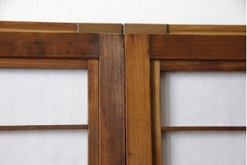 格子戸4枚をリペア&カスタム!麻の葉模様の組子を製作し帯部分に組み入れ、裏面はすりガラスを取り付け。障子はプラスチック障子に張り替え。全体の色味を揃えて着色仕上げ。(レーザー組子入り、引き戸、障子戸、裏障子付)