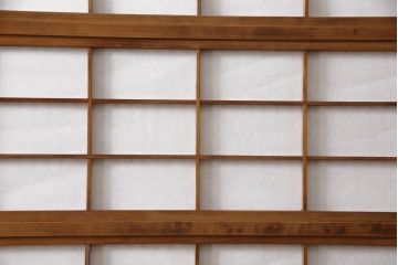 格子戸4枚をリペア&カスタム!麻の葉模様の組子を製作し帯部分に組み入れ、裏面はすりガラスを取り付け。障子はプラスチック障子に張り替え。全体の色味を揃えて着色仕上げ。(レーザー組子入り、引き戸、障子戸、裏障子付)