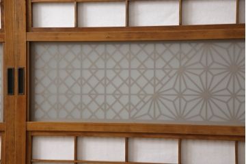 格子戸4枚をリペア&カスタム!麻の葉模様の組子を製作し帯部分に組み入れ、裏面はすりガラスを取り付け。障子はプラスチック障子に張り替え。全体の色味を揃えて着色仕上げ。(レーザー組子入り、引き戸、障子戸、裏障子付)