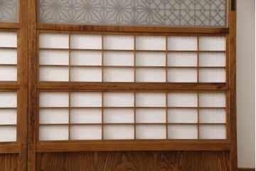 格子戸4枚をリペア&カスタム!麻の葉模様の組子を製作し帯部分に組み入れ、裏面はすりガラスを取り付け。障子はプラスチック障子に張り替え。全体の色味を揃えて着色仕上げ。(レーザー組子入り、引き戸、障子戸、裏障子付)