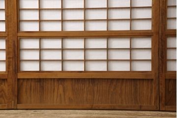 格子戸4枚をリペア&カスタム!麻の葉模様の組子を製作し帯部分に組み入れ、裏面はすりガラスを取り付け。障子はプラスチック障子に張り替え。全体の色味を揃えて着色仕上げ。(レーザー組子入り、引き戸、障子戸、裏障子付)