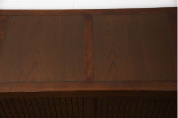 水屋箪笥サイドボードをリペア&カスタム!天板の窪みにニレの新材をはめ込み、平らに加工。本体の色味に合わせて着色。(サイドキャビネット、食器棚、収納棚、戸棚)