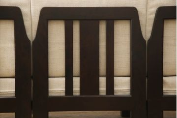 北海道民芸家具の2人掛けソファをリペア&カスタム!高品質リペアを施し、座面と背もたれのクッション内部を交換し、生地を張り替え。(3人掛けソファ、3P)