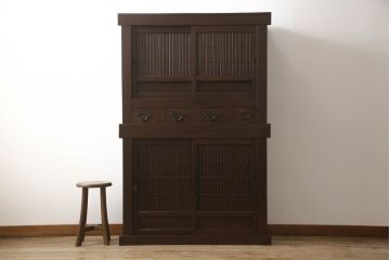 重ね水屋箪笥をリペア&カスタム!設置場所に合わせて左右側面の出をカットし、棚板は新材に交換。現状の色味をベースに着色仕上げ。(収納棚、戸棚、食器棚、キャビネット)