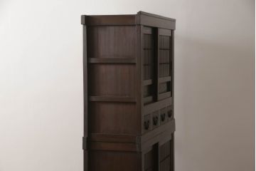 重ね水屋箪笥をリペア&カスタム!設置場所に合わせて左右側面の出をカットし、棚板は新材に交換。現状の色味をベースに着色仕上げ。(収納棚、戸棚、食器棚、キャビネット)