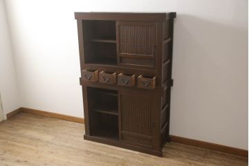 重ね水屋箪笥をリペア&カスタム!設置場所に合わせて左右側面の出をカットし、棚板は新材に交換。現状の色味をベースに着色仕上げ。(収納棚、戸棚、食器棚、キャビネット)