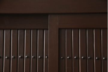 重ね水屋箪笥をリペア&カスタム!設置場所に合わせて左右側面の出をカットし、棚板は新材に交換。現状の色味をベースに着色仕上げ。(収納棚、戸棚、食器棚、キャビネット)