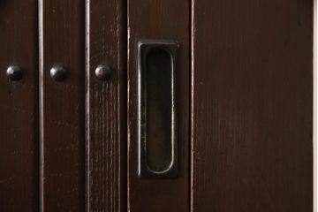 重ね水屋箪笥をリペア&カスタム!設置場所に合わせて左右側面の出をカットし、棚板は新材に交換。現状の色味をベースに着色仕上げ。(収納棚、戸棚、食器棚、キャビネット)