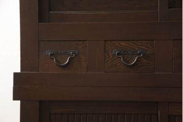 重ね水屋箪笥をリペア&カスタム!設置場所に合わせて左右側面の出をカットし、棚板は新材に交換。現状の色味をベースに着色仕上げ。(収納棚、戸棚、食器棚、キャビネット)