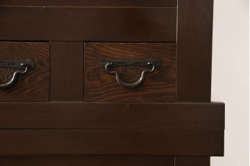 重ね水屋箪笥をリペア&カスタム!設置場所に合わせて左右側面の出をカットし、棚板は新材に交換。現状の色味をベースに着色仕上げ。(収納棚、戸棚、食器棚、キャビネット)