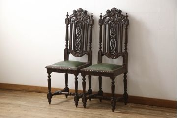 イギリスアンティークのチェア2脚をリペア&カスタム!座面をモスグリーンの本革に張替え、縁に鋲を取り付けアクセントに。木部は濃い茶色で着色仕上げ。(椅子、イス、ダイニングチェア)