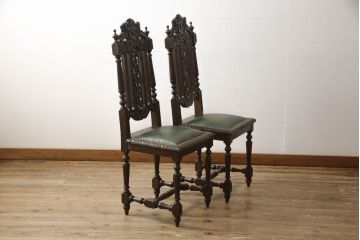 イギリスアンティークのチェア2脚をリペア&カスタム!座面をモスグリーンの本革に張替え、縁に鋲を取り付けアクセントに。木部は濃い茶色で着色仕上げ。(椅子、イス、ダイニングチェア)