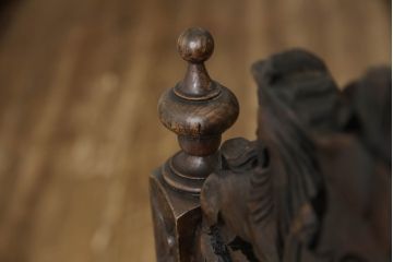 イギリスアンティークのチェア2脚をリペア&カスタム!座面をモスグリーンの本革に張替え、縁に鋲を取り付けアクセントに。木部は濃い茶色で着色仕上げ。(椅子、イス、ダイニングチェア)