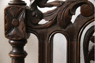 イギリスアンティークのチェア2脚をリペア&カスタム!座面をモスグリーンの本革に張替え、縁に鋲を取り付けアクセントに。木部は濃い茶色で着色仕上げ。(椅子、イス、ダイニングチェア)