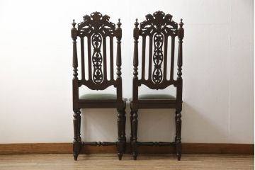 イギリスアンティークのチェア2脚をリペア&カスタム!座面をモスグリーンの本革に張替え、縁に鋲を取り付けアクセントに。木部は濃い茶色で着色仕上げ。(椅子、イス、ダイニングチェア)
