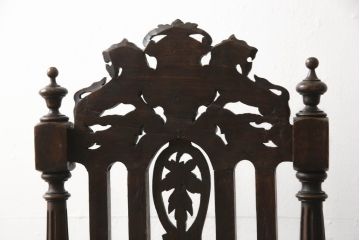 イギリスアンティークのチェア2脚をリペア&カスタム!座面をモスグリーンの本革に張替え、縁に鋲を取り付けアクセントに。木部は濃い茶色で着色仕上げ。(椅子、イス、ダイニングチェア)