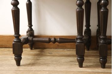 イギリスアンティークのチェア2脚をリペア&カスタム!座面をモスグリーンの本革に張替え、縁に鋲を取り付けアクセントに。木部は濃い茶色で着色仕上げ。(椅子、イス、ダイニングチェア)