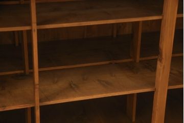 重ね収納棚上段の見た目を変えずに綺麗にリペア!ダメージを修復し、現状の色味をベースに着色仕上げ。(キャビネット、食器棚、戸棚、収納棚)