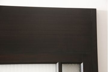 アンティークの引き戸をリペア&カスタム!リサイズし、ダメージを修復。引手とガラスを交換し、鍵と戸車を取り付け。濃い茶色で着色仕上げ。(建具)