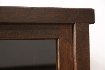 和製アンティークのガラス戸をリペア&カスタム!棚板を追加し、本体は現状より1トーン落ち着いた色味に着色仕上げ。(収納棚、キャビネット)
