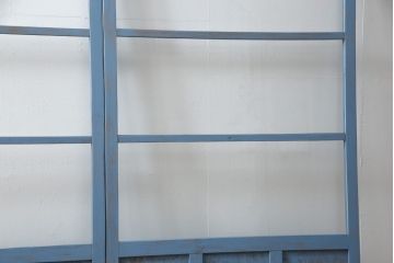 ガラス戸2枚セットをリペア&カスタム!ガラスをクリアガラスに差し替え。かすれた風合いのくすんだ水色にペイント仕上げ。(引き戸、建具)