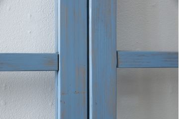 ガラス戸2枚セットをリペア&カスタム!ガラスをクリアガラスに差し替え。かすれた風合いのくすんだ水色にペイント仕上げ。(引き戸、建具)
