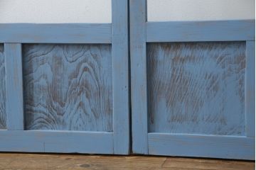 ガラス戸2枚セットをリペア&カスタム!ガラスをクリアガラスに差し替え。かすれた風合いのくすんだ水色にペイント仕上げ。(引き戸、建具)