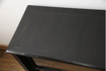 ガラス戸棚をリペア&カスタム!天板を凹みに新材を入れフラットに。ガラスの欠損箇所は新しいものを取り付け。元の色味を活かして着色し仕上げ。(収納棚、戸棚、キャビネット)