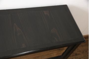 ガラス戸棚をリペア&カスタム!天板を凹みに新材を入れフラットに。ガラスの欠損箇所は新しいものを取り付け。元の色味を活かして着色し仕上げ。(収納棚、戸棚、キャビネット)