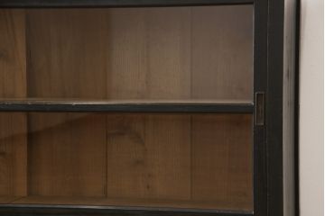 ガラス戸棚をリペア&カスタム!天板を凹みに新材を入れフラットに。ガラスの欠損箇所は新しいものを取り付け。元の色味を活かして着色し仕上げ。(収納棚、戸棚、キャビネット)