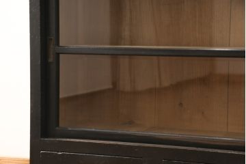 ガラス戸棚をリペア&カスタム!天板を凹みに新材を入れフラットに。ガラスの欠損箇所は新しいものを取り付け。元の色味を活かして着色し仕上げ。(収納棚、戸棚、キャビネット)