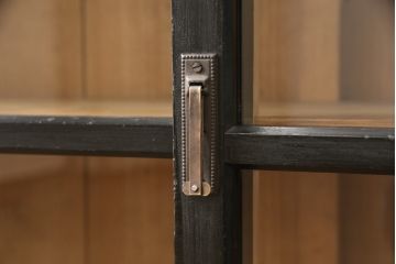 ガラス戸棚をリペア&カスタム!天板を凹みに新材を入れフラットに。ガラスの欠損箇所は新しいものを取り付け。元の色味を活かして着色し仕上げ。(収納棚、戸棚、キャビネット)