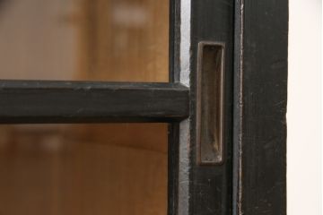 ガラス戸棚をリペア&カスタム!天板を凹みに新材を入れフラットに。ガラスの欠損箇所は新しいものを取り付け。元の色味を活かして着色し仕上げ。(収納棚、戸棚、キャビネット)