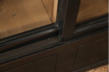 ガラス戸棚をリペア&カスタム!天板を凹みに新材を入れフラットに。ガラスの欠損箇所は新しいものを取り付け。元の色味を活かして着色し仕上げ。(収納棚、戸棚、キャビネット)