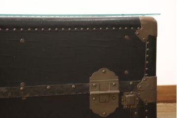 和製アンティークのトランクをリペア&カスタム!縁を面取りしたガラス天板を取り付けローテーブルに。(ローテーブル、センターテーブル、収納)