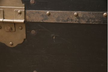 和製アンティークのトランクをリペア&カスタム!縁を面取りしたガラス天板を取り付けローテーブルに。(ローテーブル、センターテーブル、収納)