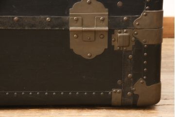 和製アンティークのトランクをリペア&カスタム!縁を面取りしたガラス天板を取り付けローテーブルに。(ローテーブル、センターテーブル、収納)