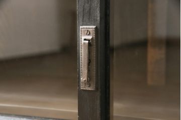 大正期のガラス戸棚をリペア&カスタム!天板を設置し、棚板は新しいものに交換。欠損したガラスは交換。全体を1トーン落ち着いた色味に着色仕上げ。(収納棚、戸棚、キャビネット)