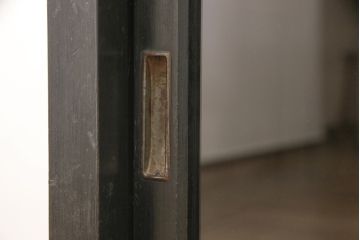 大正期のガラス戸棚をリペア&カスタム!天板を設置し、棚板は新しいものに交換。欠損したガラスは交換。全体を1トーン落ち着いた色味に着色仕上げ。(収納棚、戸棚、キャビネット)