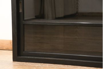 大正期のガラス戸棚をリペア&カスタム!天板を設置し、棚板は新しいものに交換。欠損したガラスは交換。全体を1トーン落ち着いた色味に着色仕上げ。(収納棚、戸棚、キャビネット)
